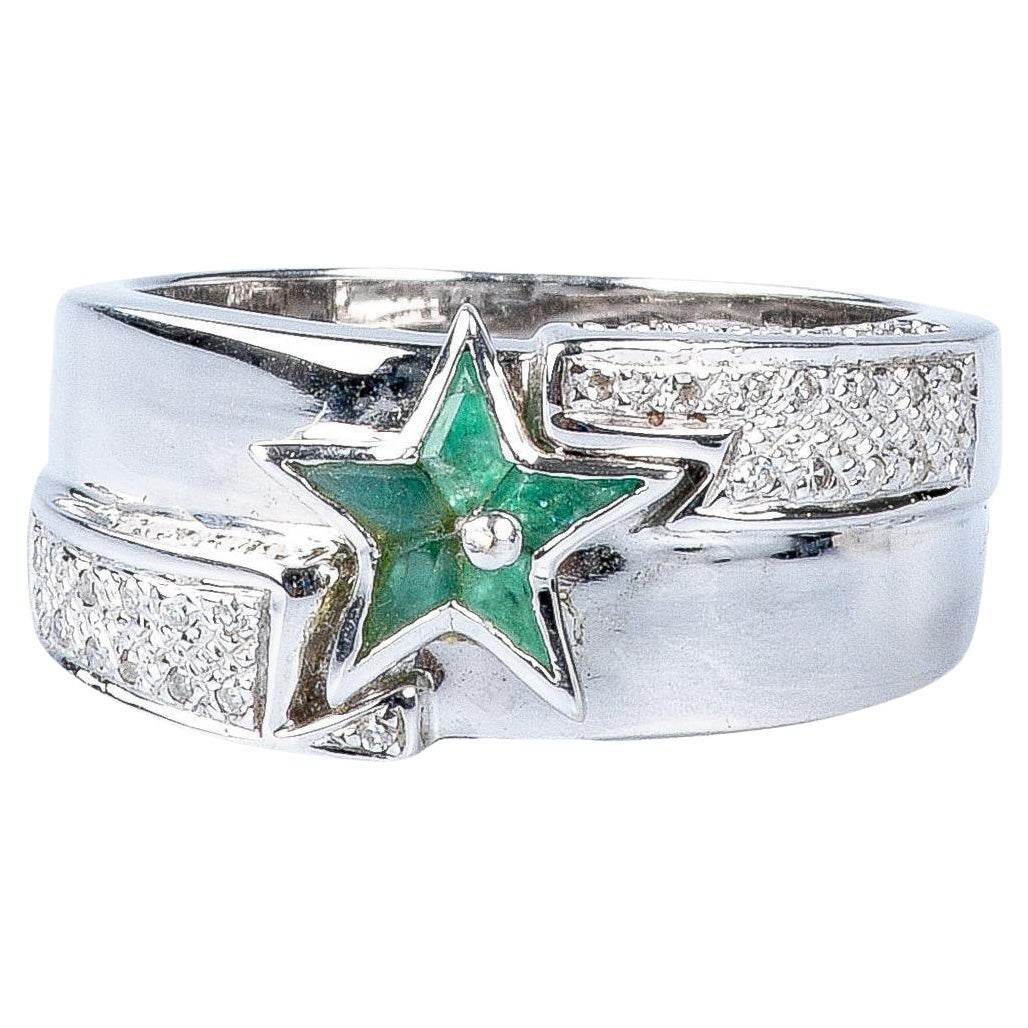 Star ring in 18-carat white gold, emeralds and diamonds For Sale