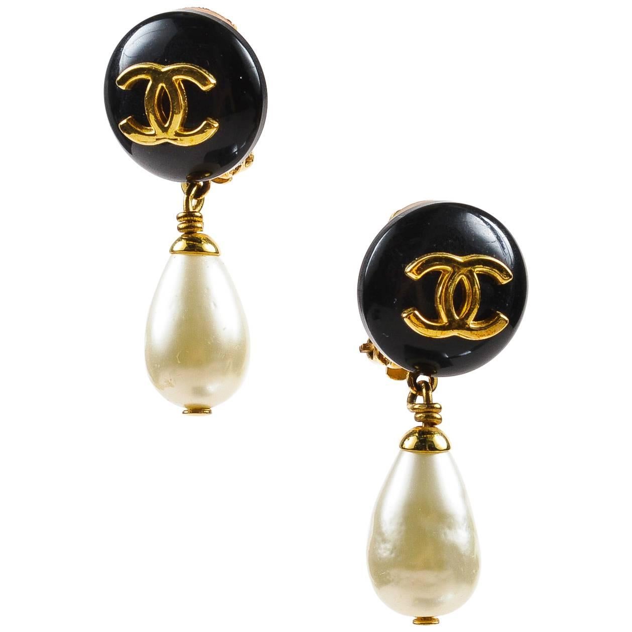 Vintage Chanel 96P Black & Gold Tone Resin & Faux Pearl 'CC' Clip On Earrings For Sale