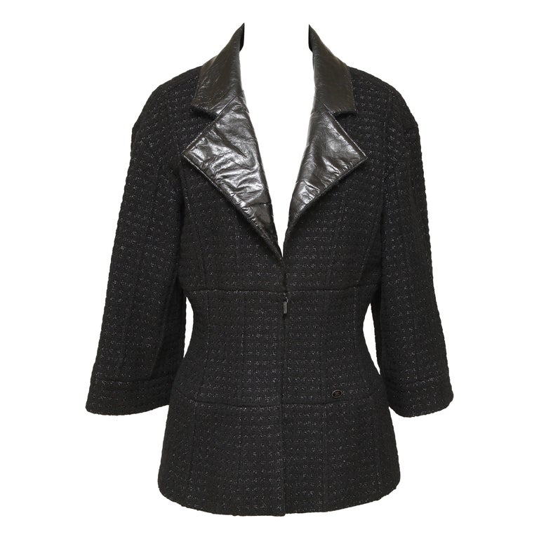 CHANEL Blazer en tweed noir et cuir métallique avec chaîne en argent ...
