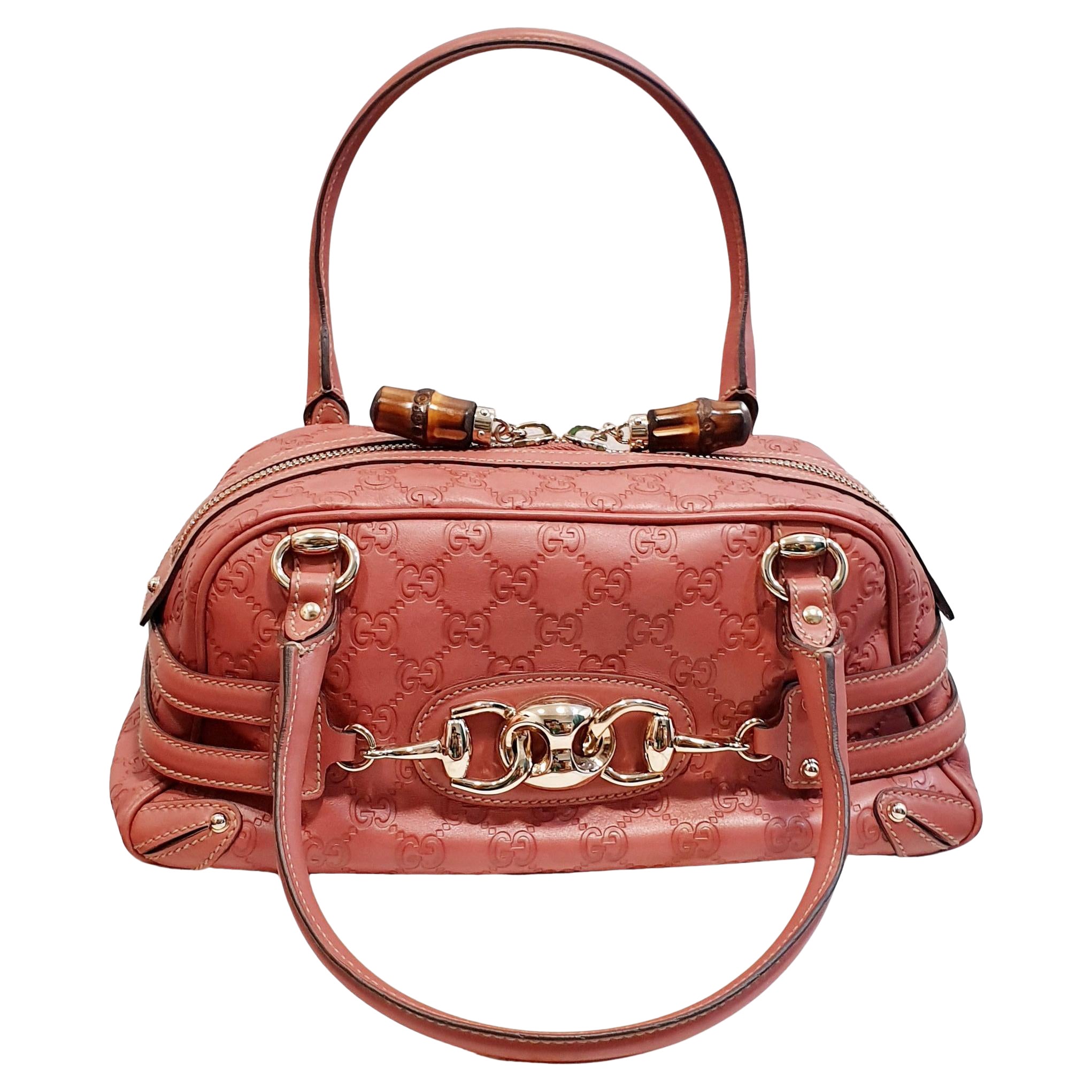 Sac Gucci en cuir rose avec fermeture en bambou et grand mors doré  logo