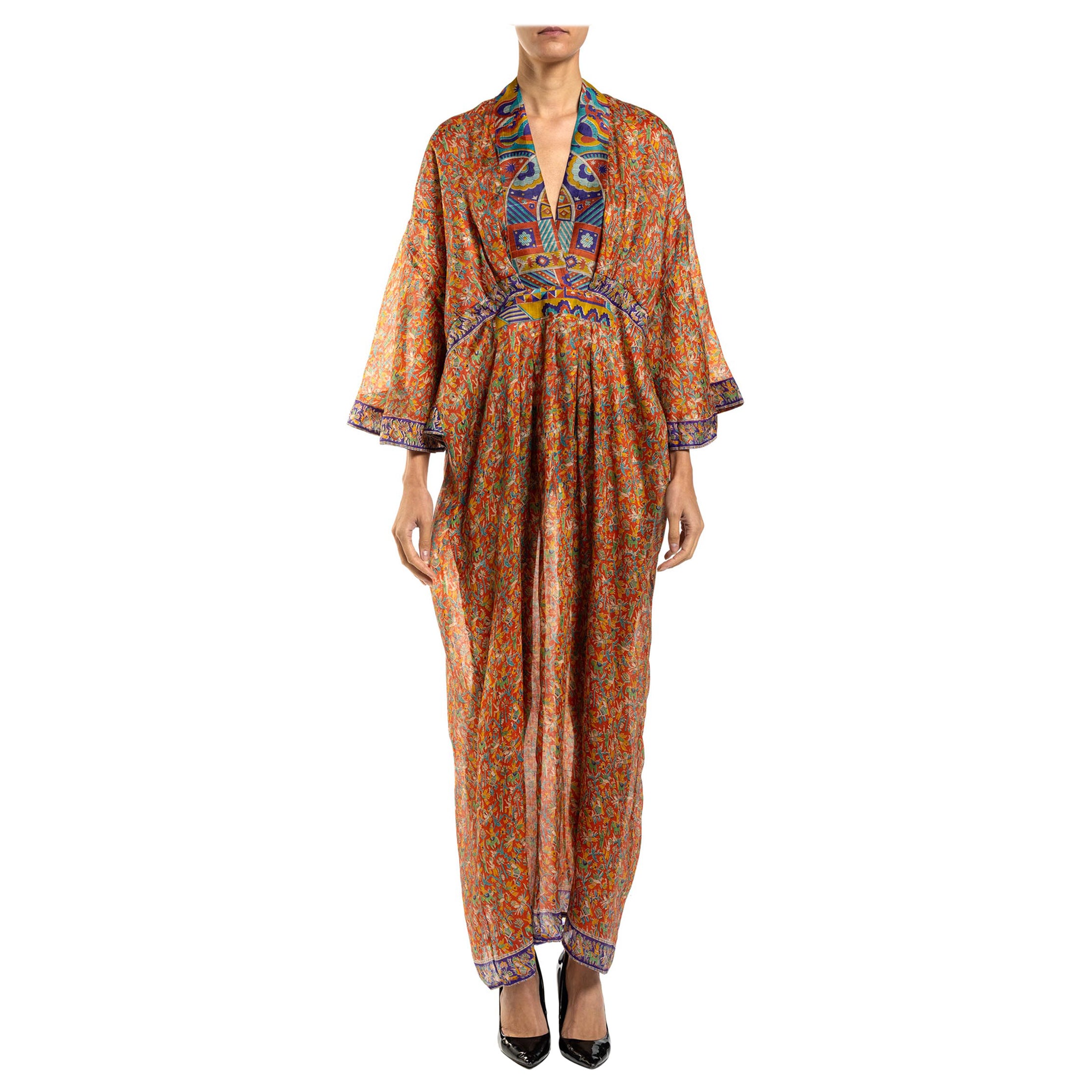 MORPHEW COLLECTION Kaftán de seda multicolor naranja y azul con estampado conversacional en venta