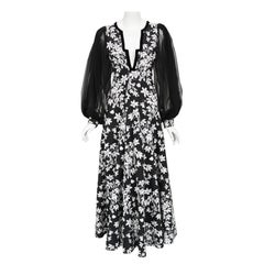 Thea Porter - Robe longue à manches bouffantes en brocart à fleurs noires et blanches, années 1970