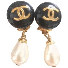 Retro CHANEL teardrop white faux pearl dearrings with black and golden CC mark