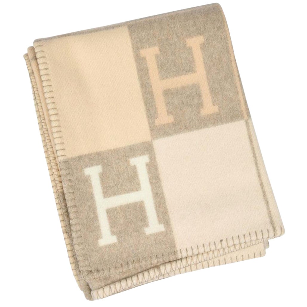 Mightychic offers an Hermes classic Avalon I signature H blanket Coco and Camomille.
This warm neutral colourway works in a myriad of rooms in the home.
Created from 90% Merino Wool and 10% cashmere and has whip stitch edges.
New or Pristine Store