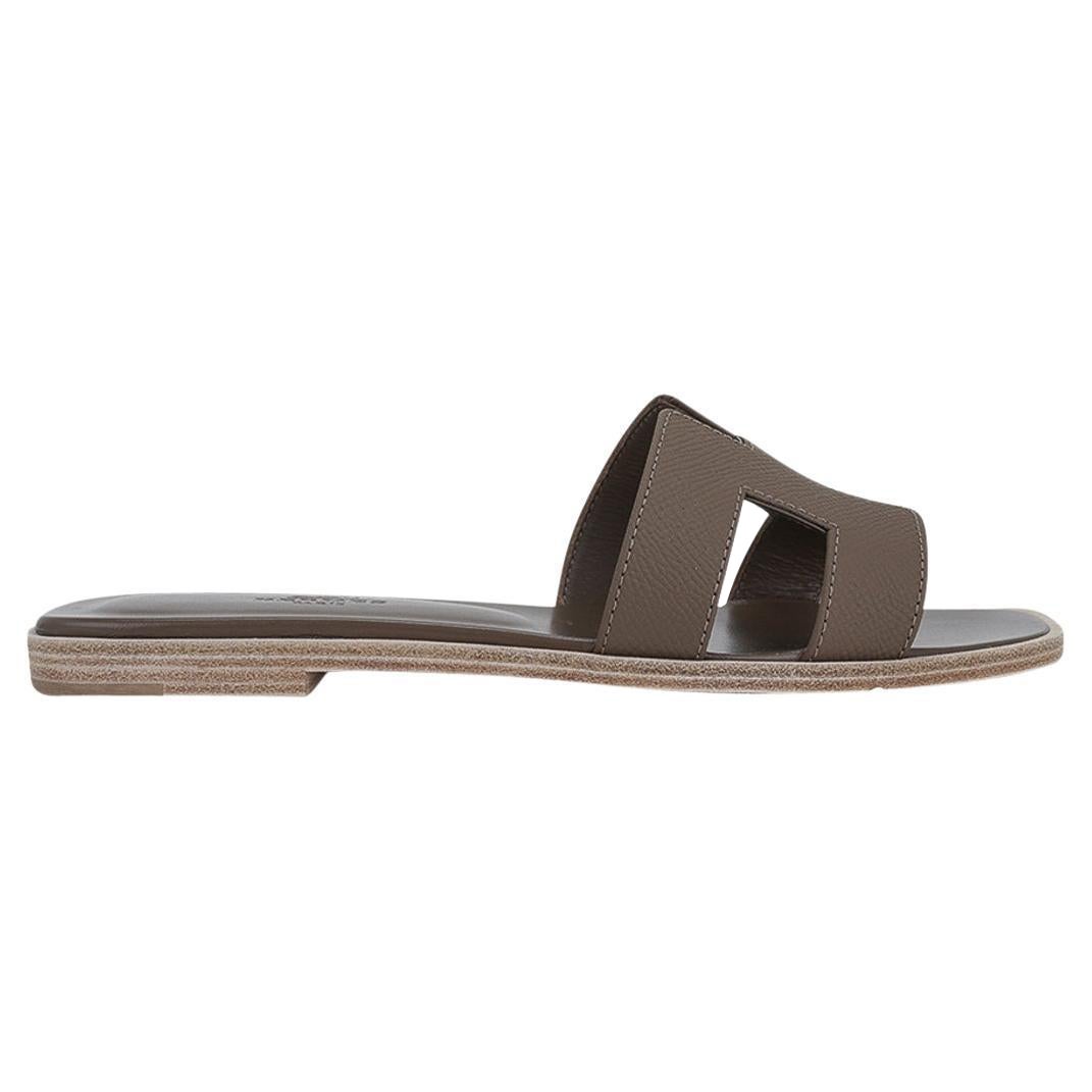 Hermes Oran Sandali Etoupe Epsom in pelle Scarpe piatte 37 / 7 in vendita