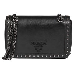 PRADA - Sac à bandoulière en cuir de veau noir clouté