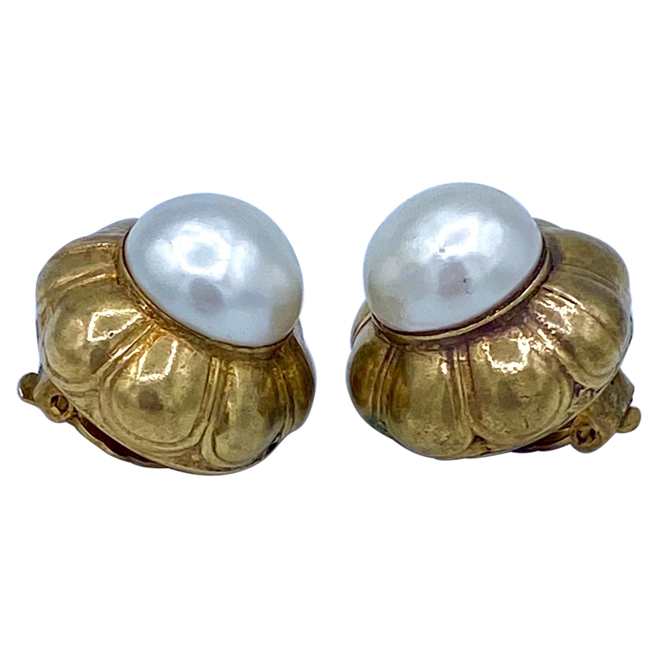 Vintage Chanel clip-on earring rund, barock pearl 1970s gilt metal For Sale