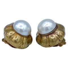 Retro Chanel clip-on earring rund, barock pearl 1970s gilt metal