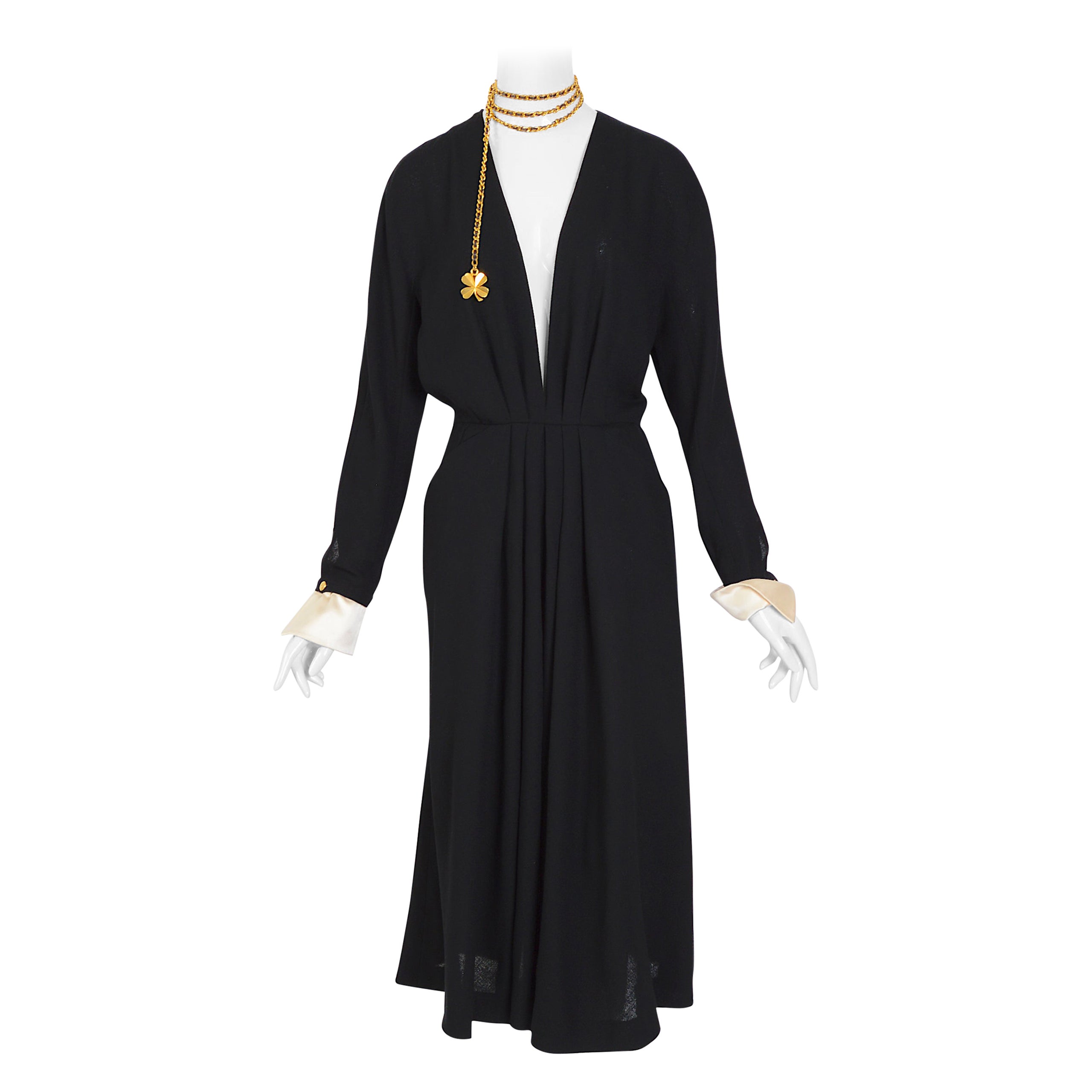 Chanel 1980er Schwarzes tiefes Kleid aus plissiertem Crêpe mit V-Ausschnitt und abnehmbaren weißen Satin-Manschetten  im Angebot