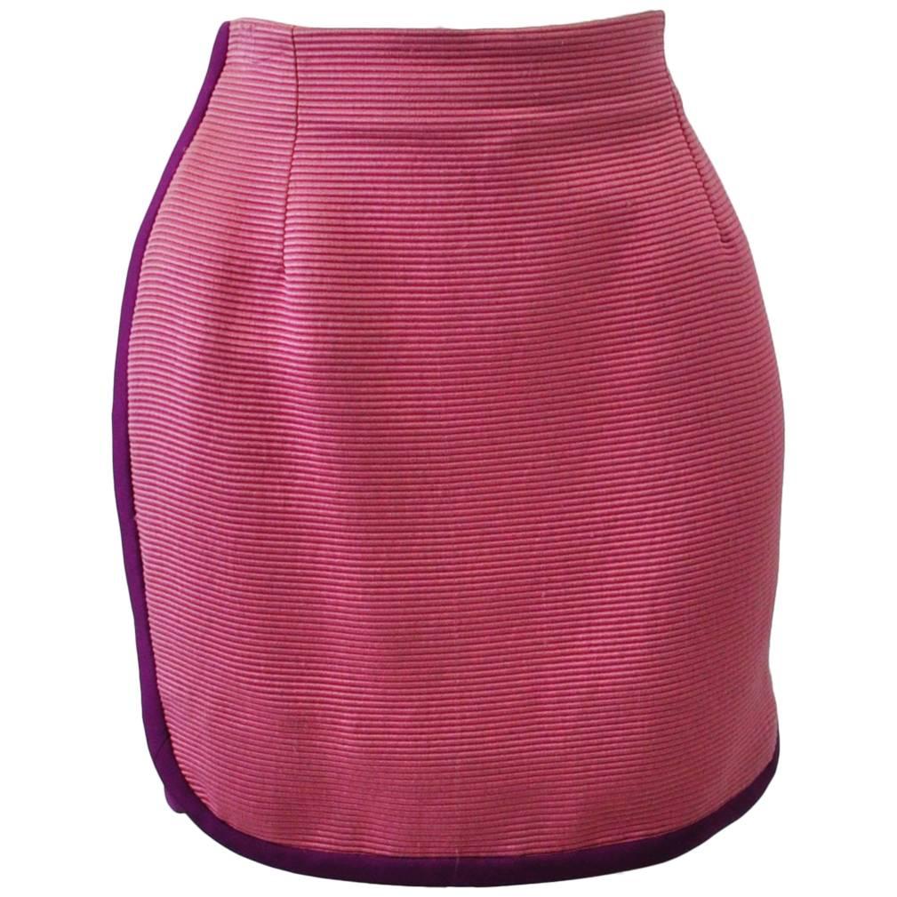 Chic Gianni Versace Dark Pink Ribbed Mini Skirt with Magenta Piping For Sale