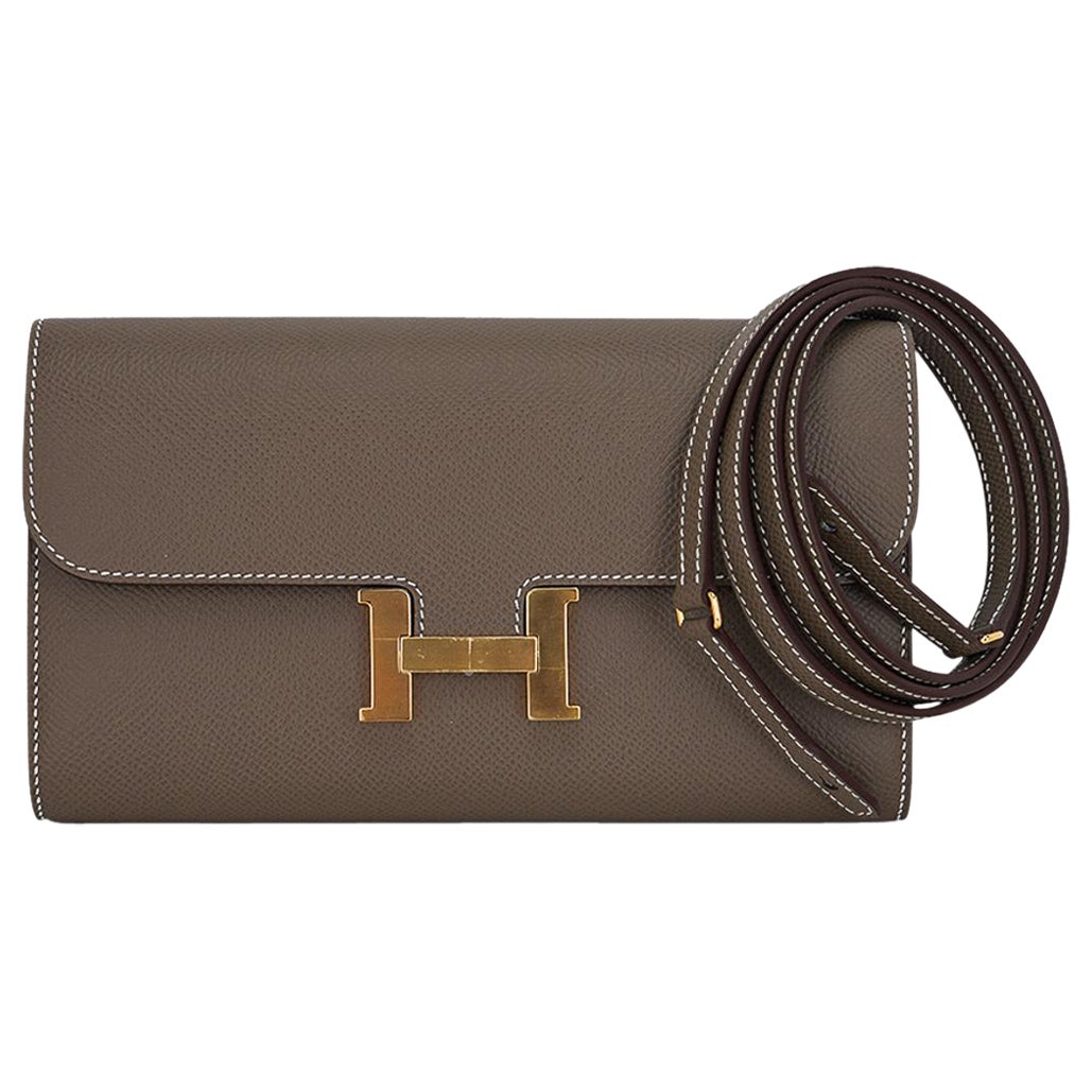 Constance Long To Go Brieftasche aus Etoupe mit Goldbeschlägen von Hermès im Angebot