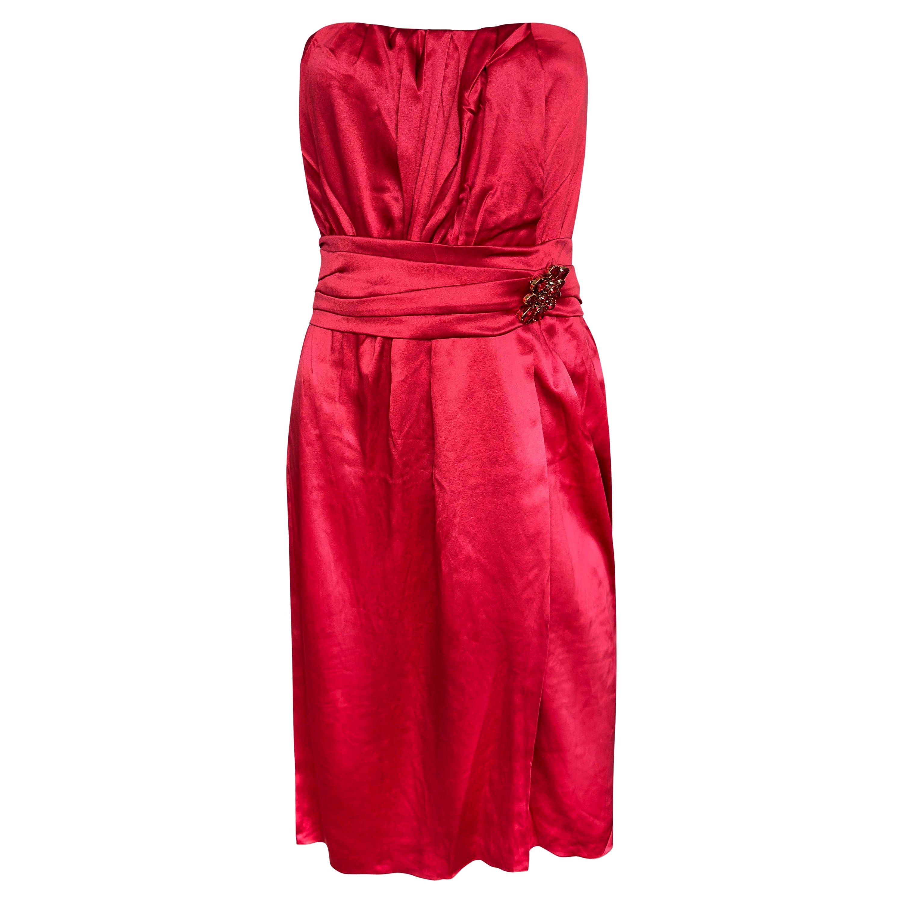 Dolce & Gabbana Rotes, drapiertes, trägerloses Kleid aus Satin mit Seidenverzierung M im Angebot