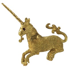 Charming 18K gold Unicorn Brooch