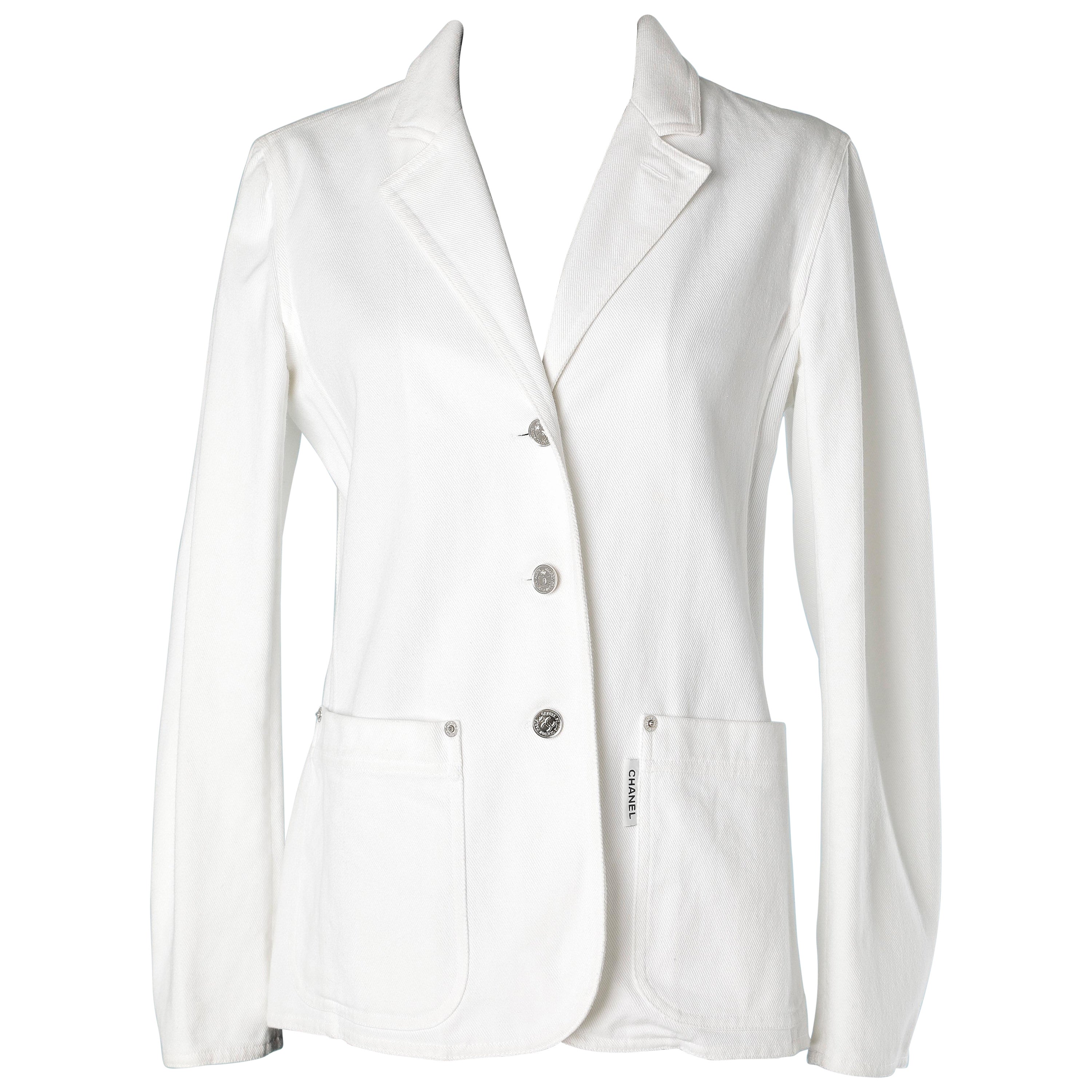 Veste en coton blanc à simple boutonnage avec boutons de marque Chanel  en vente