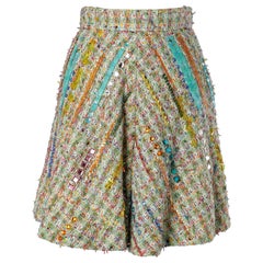 Short en tweed multicolore avec broderies de sequins, de strass et de perles  Rochas 