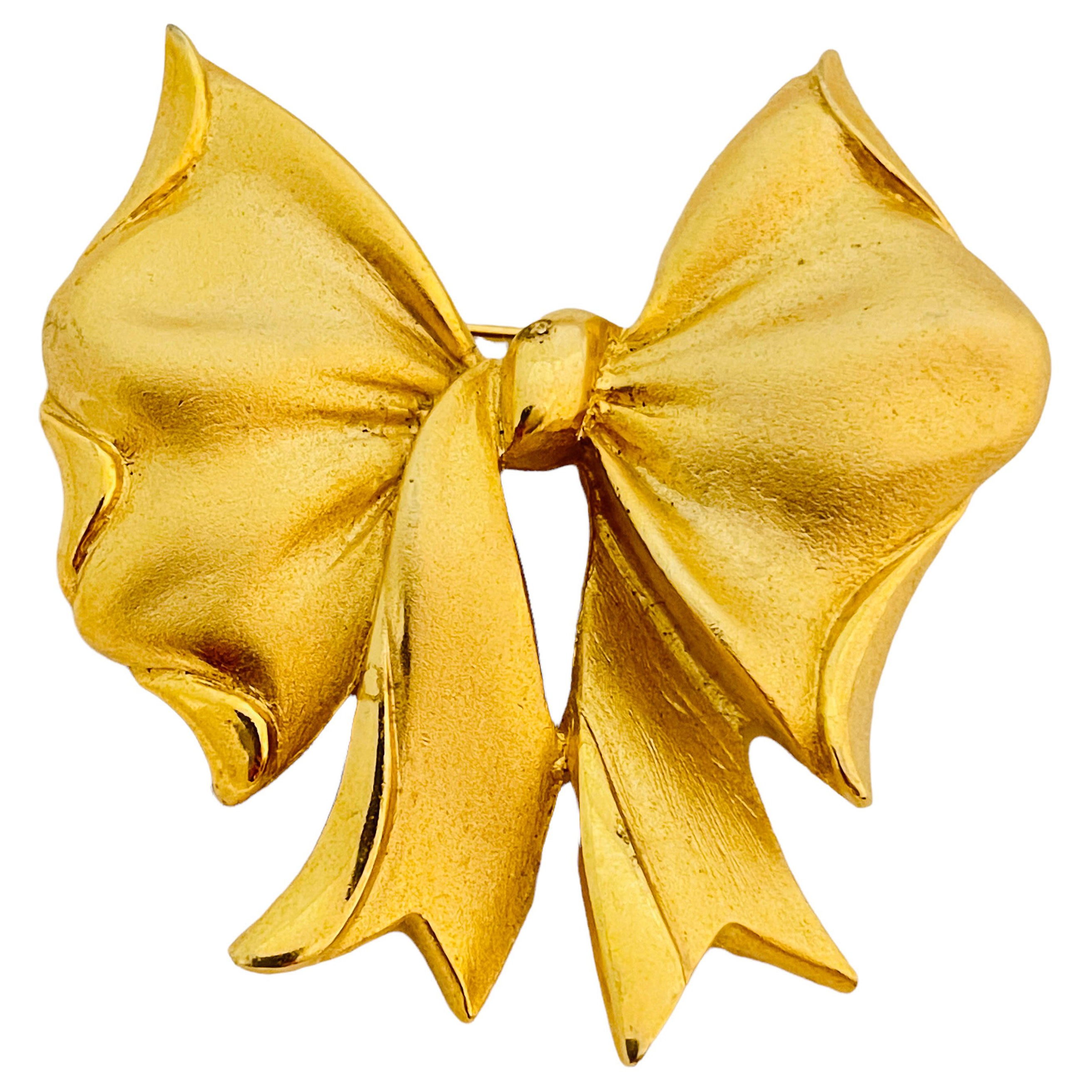 Vtg matte gold bow designer runway brooch For Sale
