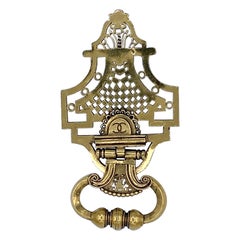 vintage Chanel brooch, door knocker in gold metal from the 1990s.