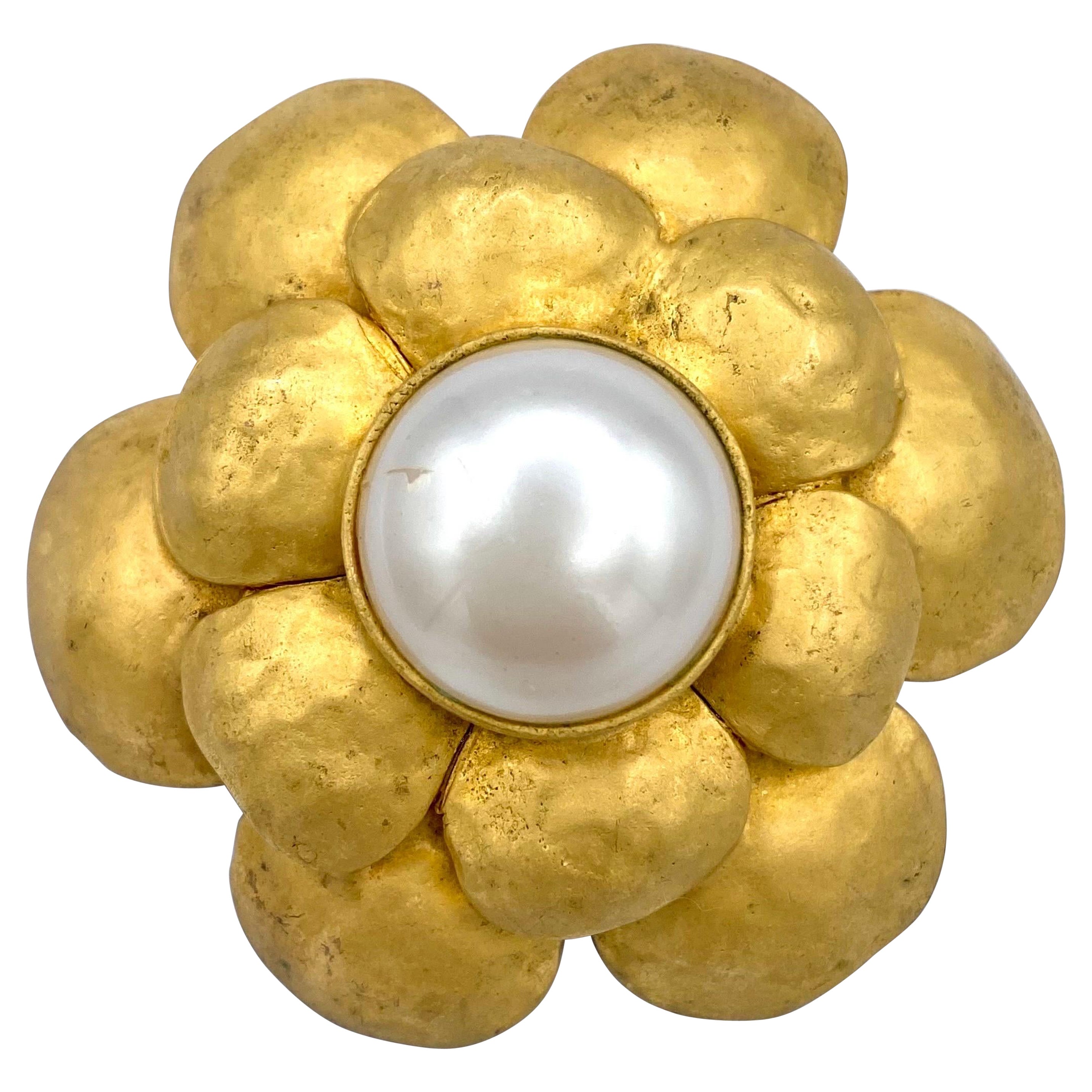 Vintage Chanel Camelia brooch in Gold métal from 1993 For Sale
