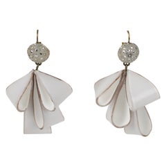 Cilea Paris Boucles d'oreilles pendantes en résine Off-White avec ruban