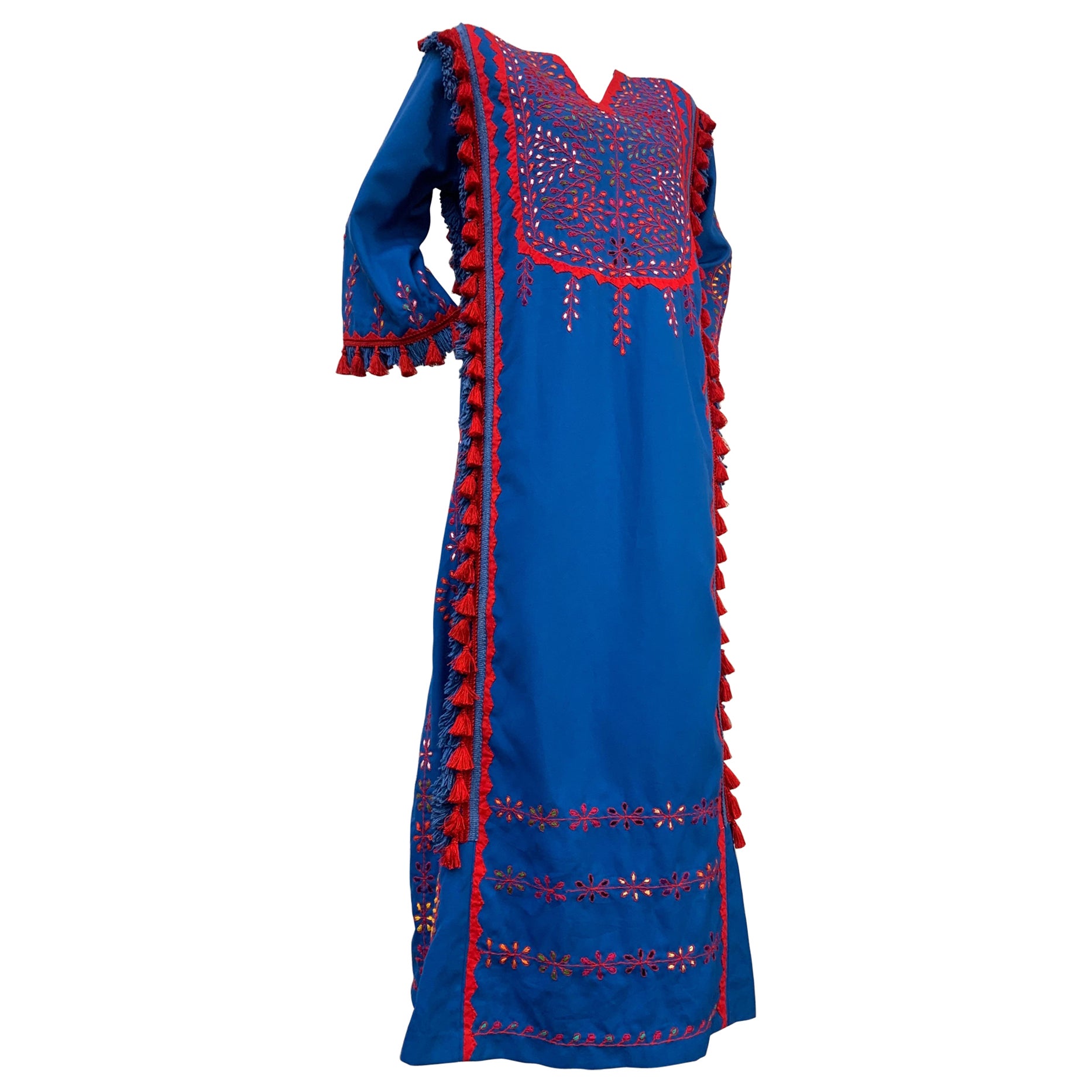 Caftan en coton bleu cobalt et rouge des années 1960 avec broderie traditionnelle et pompons en vente