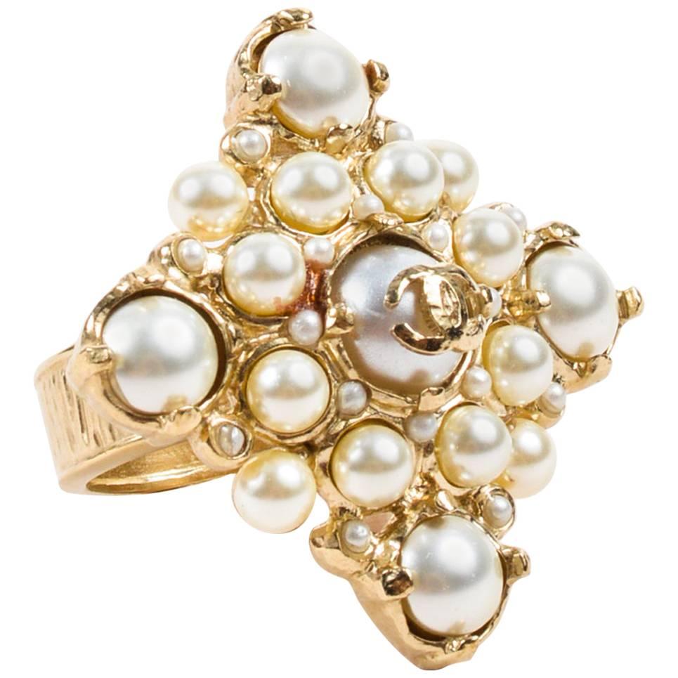 Chanel 2014 Gold Tone Faux Pearl 'CC' Logo Diamond Shaped Cocktail Ring SZ 6 For Sale