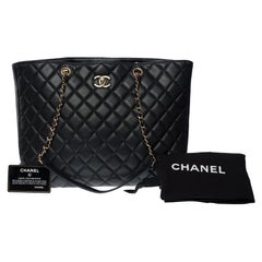Außergewöhnliche Chanel Grand Shopping Tote Bag aus schwarzem gestepptem Lammfell, SHW