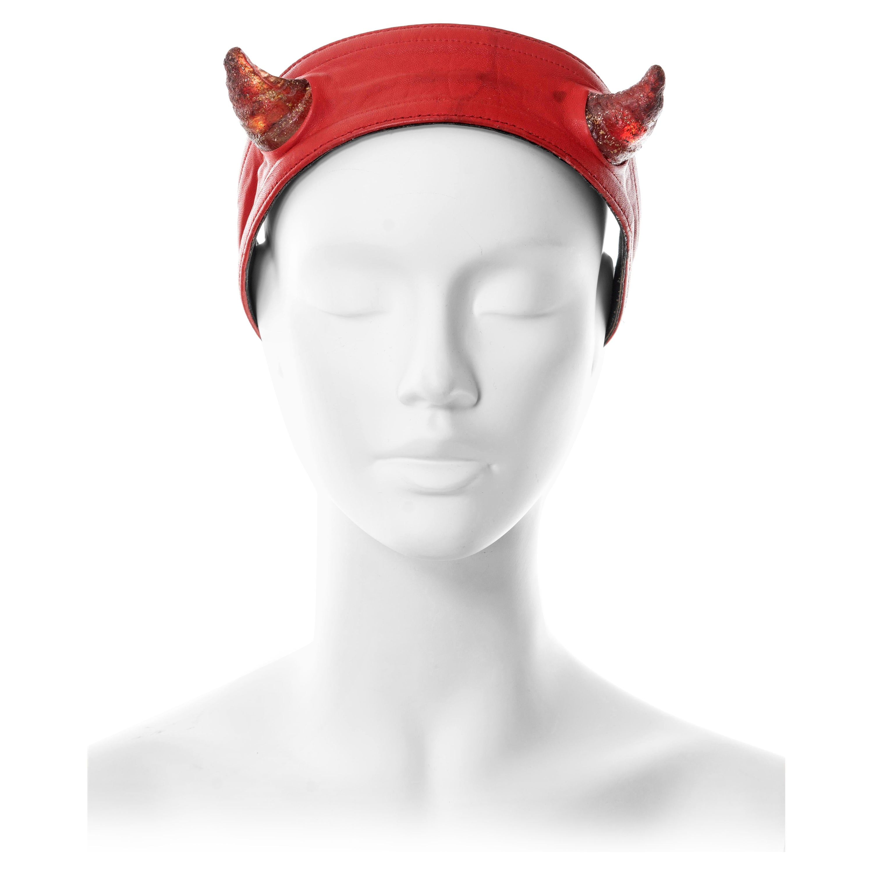 Vivienne Westwood Rotes Leder-Kopfband mit hellen Satyrhornen, Frühjahr/Sommer 1988 im Angebot