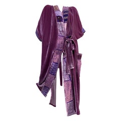 Torso Creations Lavendel Samt Robe mit Patchwork bestickter Verzierung und seitlicher Krawatte 