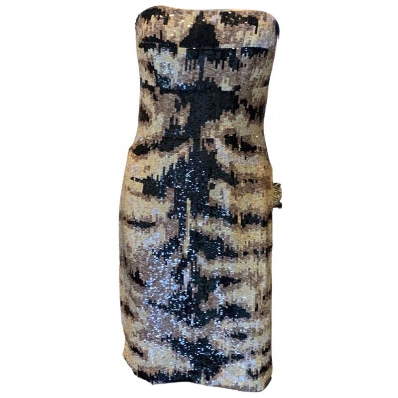 Questo vestito è spettacolare. Acquistato a Beverly Hills presso Neiman Marcus. Venduto a oltre 3.800 dollari. Dalla collezione 2015, brillantemente disegnata da Kaufmanfranco. Ogni paillettes è attaccata a mano sul tessuto di seta. Bustier