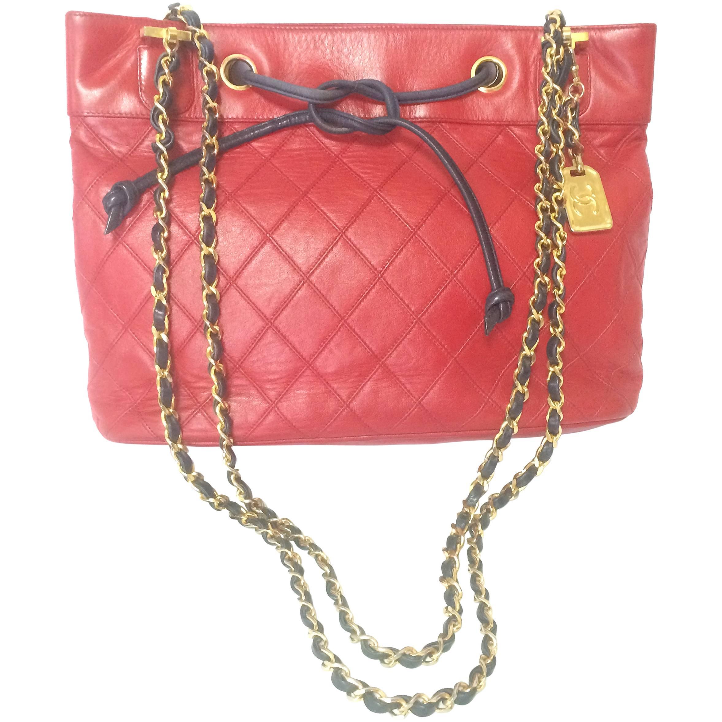 Vintage CHANEL classic tote bag in red leather with golden chain and navy straps For Sale