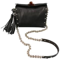 LANVIN Schwarzes beschlagenes Leder Schildkröte Verschluss Kettenriemen Tasell Cross Body