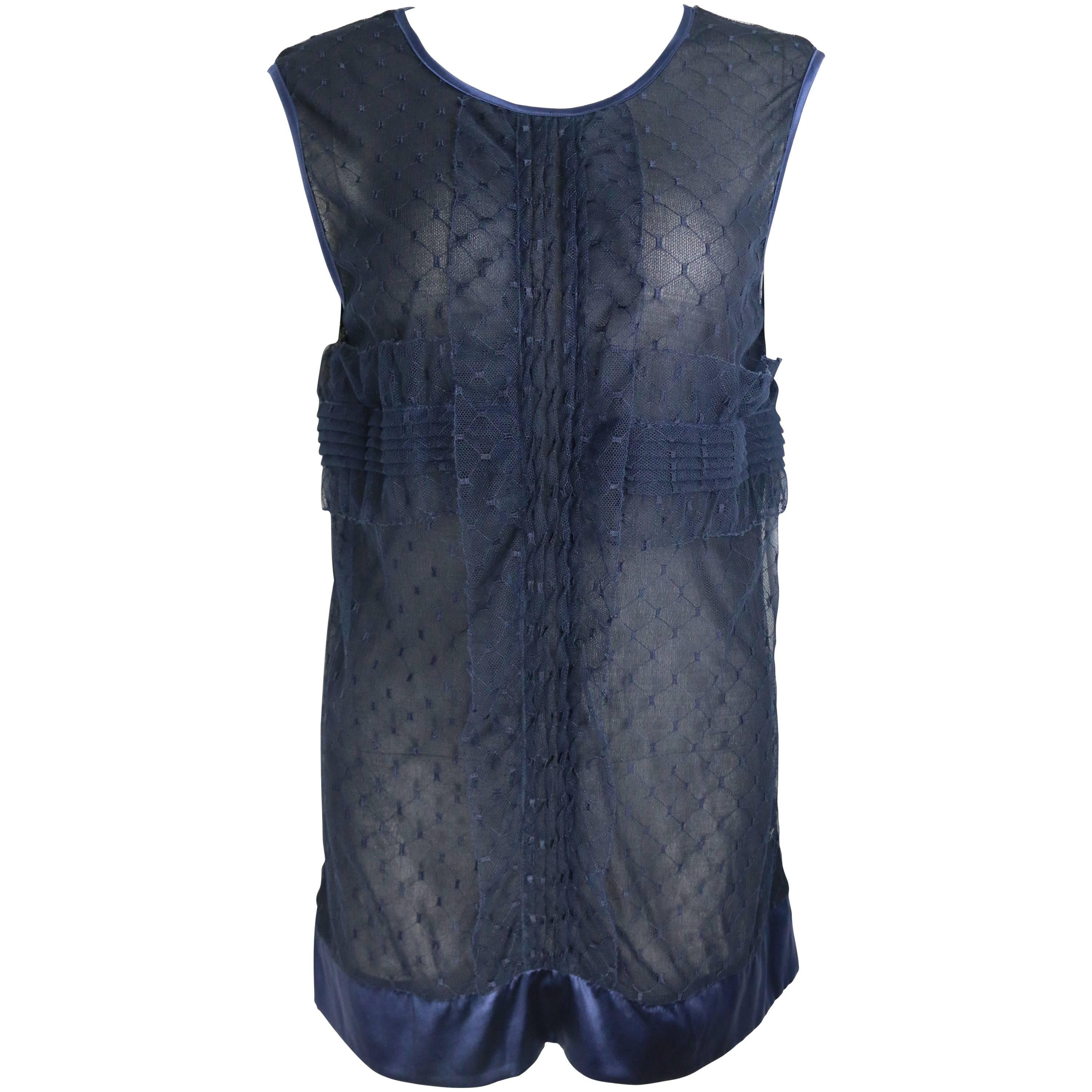 Chanel - Top blouse sans manches en dentelle et soie bleu marine  en vente