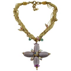 Christian Lacroix, collier pendentif croix vintage orné de bijoux