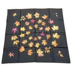 Echarpe en soie Hermès A Walk In the Park Leigh P Cooke Leaves Black 90 cm 