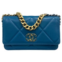 2021 Chanel 19 Brieftasche auf Kette blau Leder