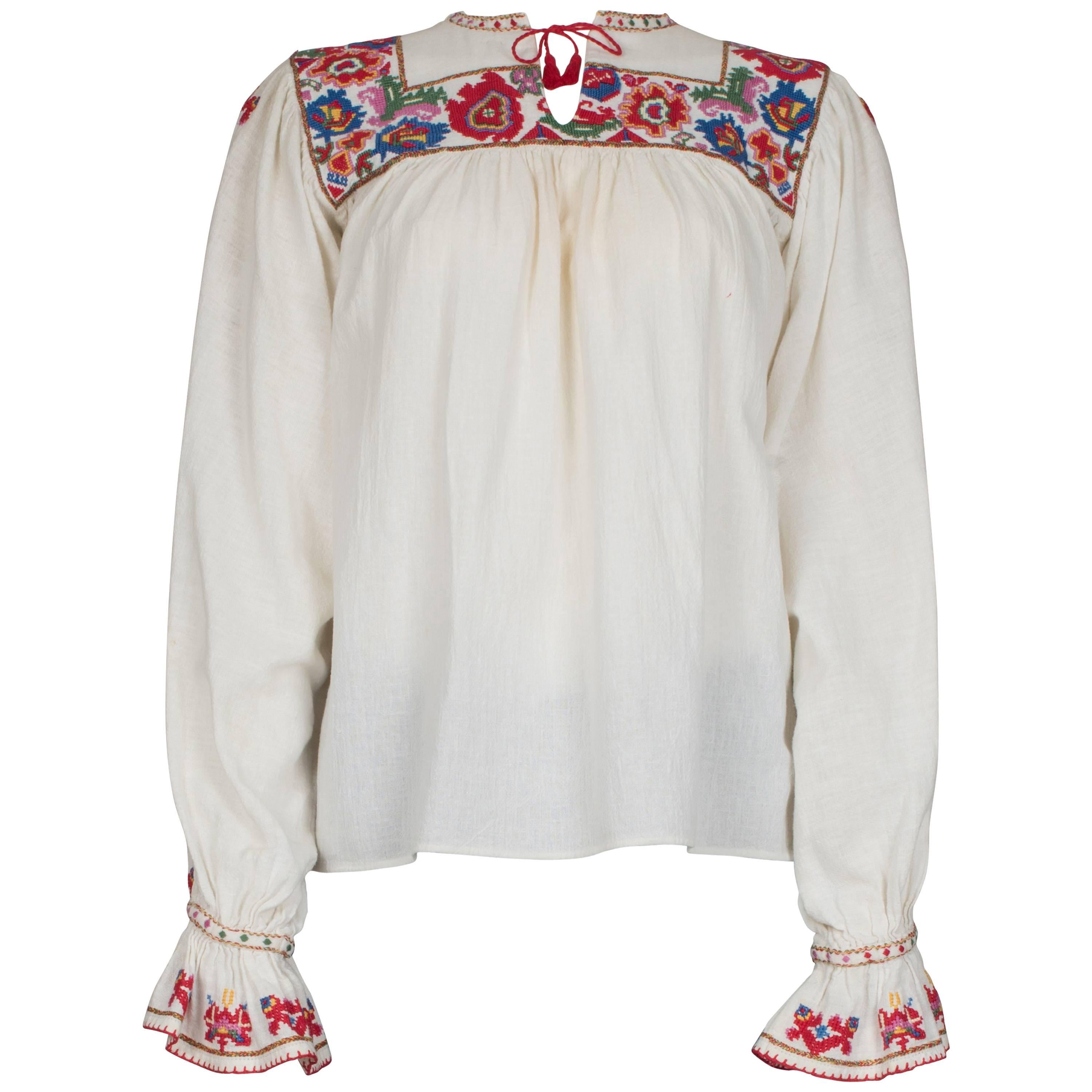 Folk blouse with floral pattern For Sale