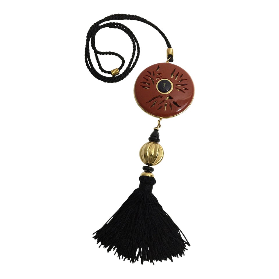 Yves Saint Laurent - Collier pendentif opium vintage et perles dorées à pompon noir en vente