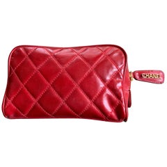 Vintage CHANEL Logo gesteppte Clutch aus rotem Leder mit goldenem Reißverschluss