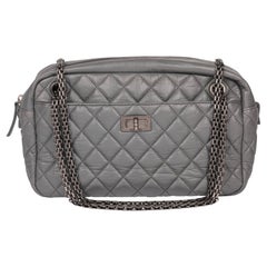 CHANEL Medium Reissue Kameratasche aus grauem gealtertem Kalbsleder