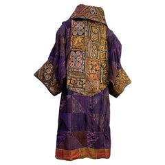 Manteau opéra de style Art Déco en soie violette avec col et poignets dorés, créations de torse