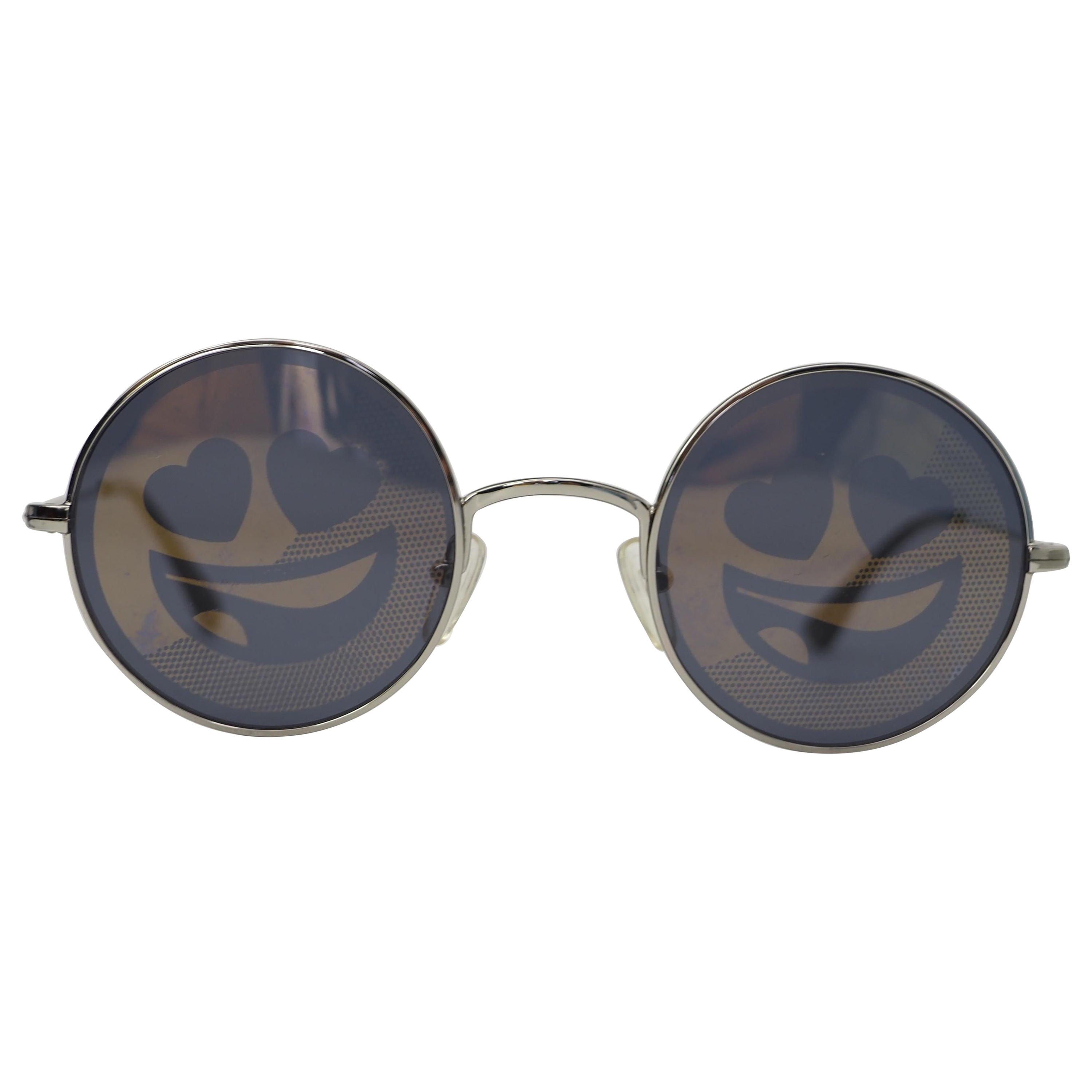 Jeremy Scotto lächelt mit Sonnenbrille im Angebot