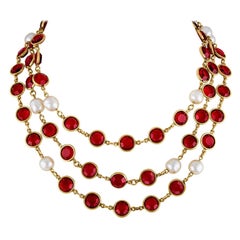Vintage CHANEL 1981 Collana lunga con perle finte e gripoix rosso