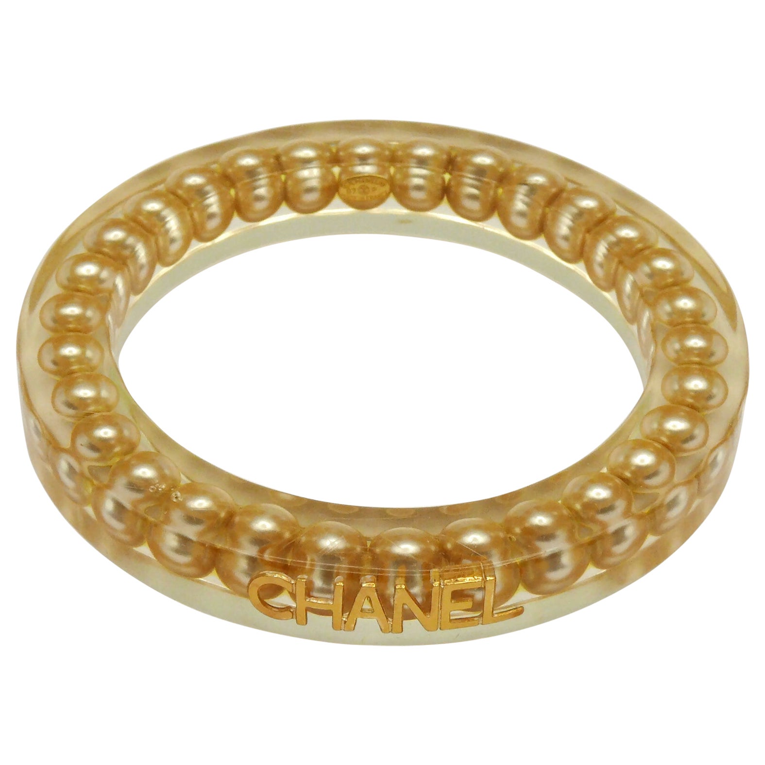 CHANEL by KARL LAGERFELD Bracciale vintage in lucite con intarsi di perle, primavera 1997