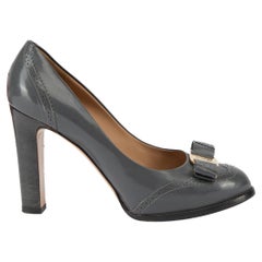 Pre-Loved Salvatore Ferragamo Damen-Brogue Vara aus grauem Lackleder mit Schleife