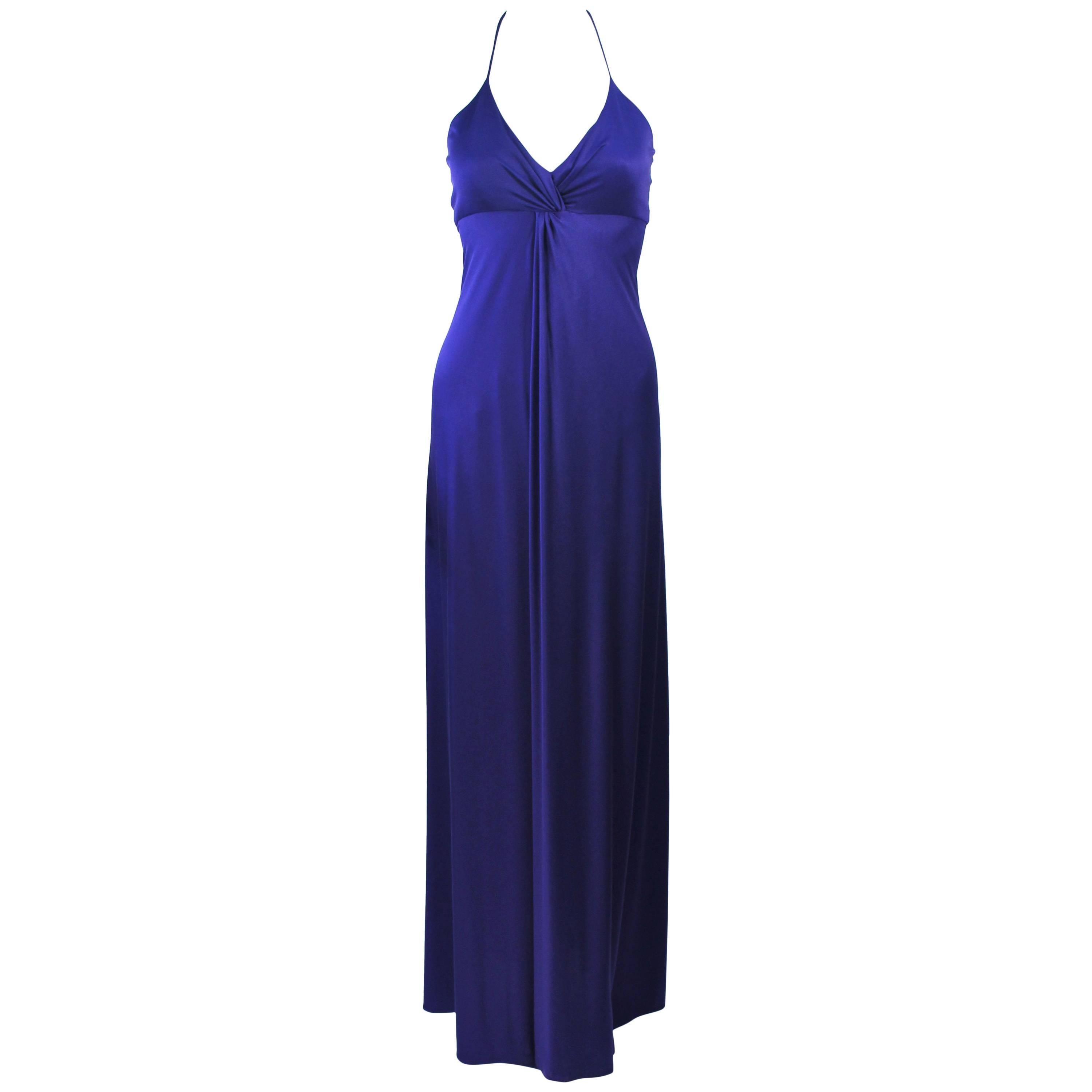 ELIZABETH MASON COUTURE Robe dos nu drapé en jersey de soie violet sur commande en vente