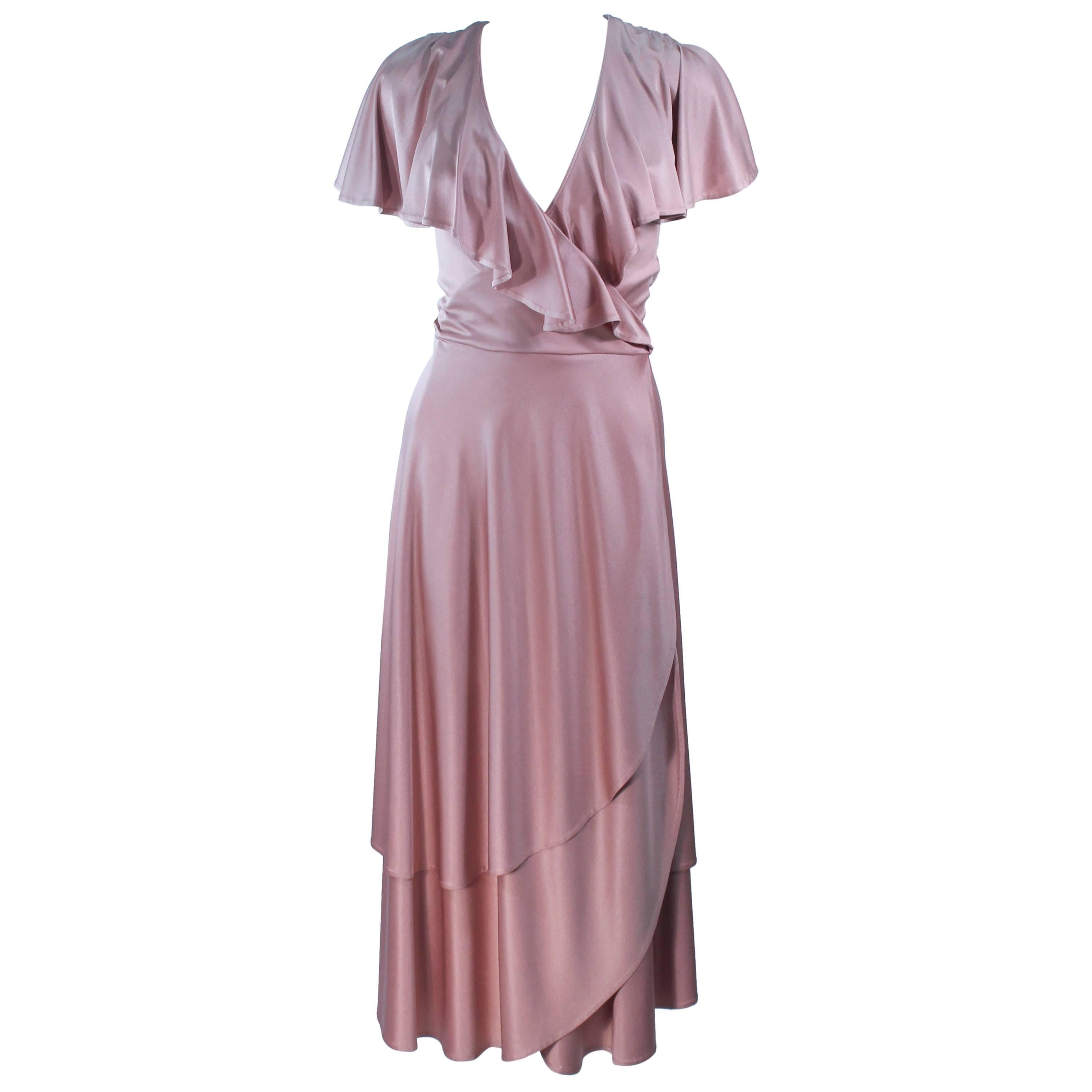 Robe de cocktail Elizabeth Mason Couture à volants en jersey de soie blush, fabriquée sur commande en vente