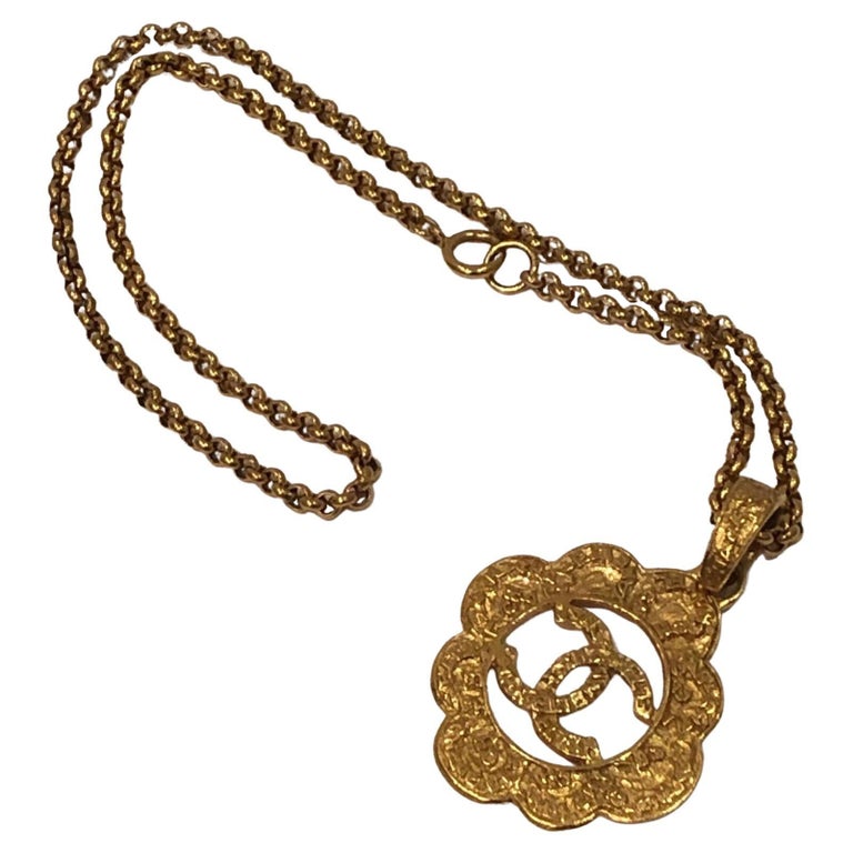CHANEL Vintage Gold Plated CC Logo Medallion Flower Chain Necklace 1995