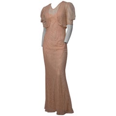 Robe 3 pièces en dentelle rose des années 30 avec jupon et veste boléro assortis 