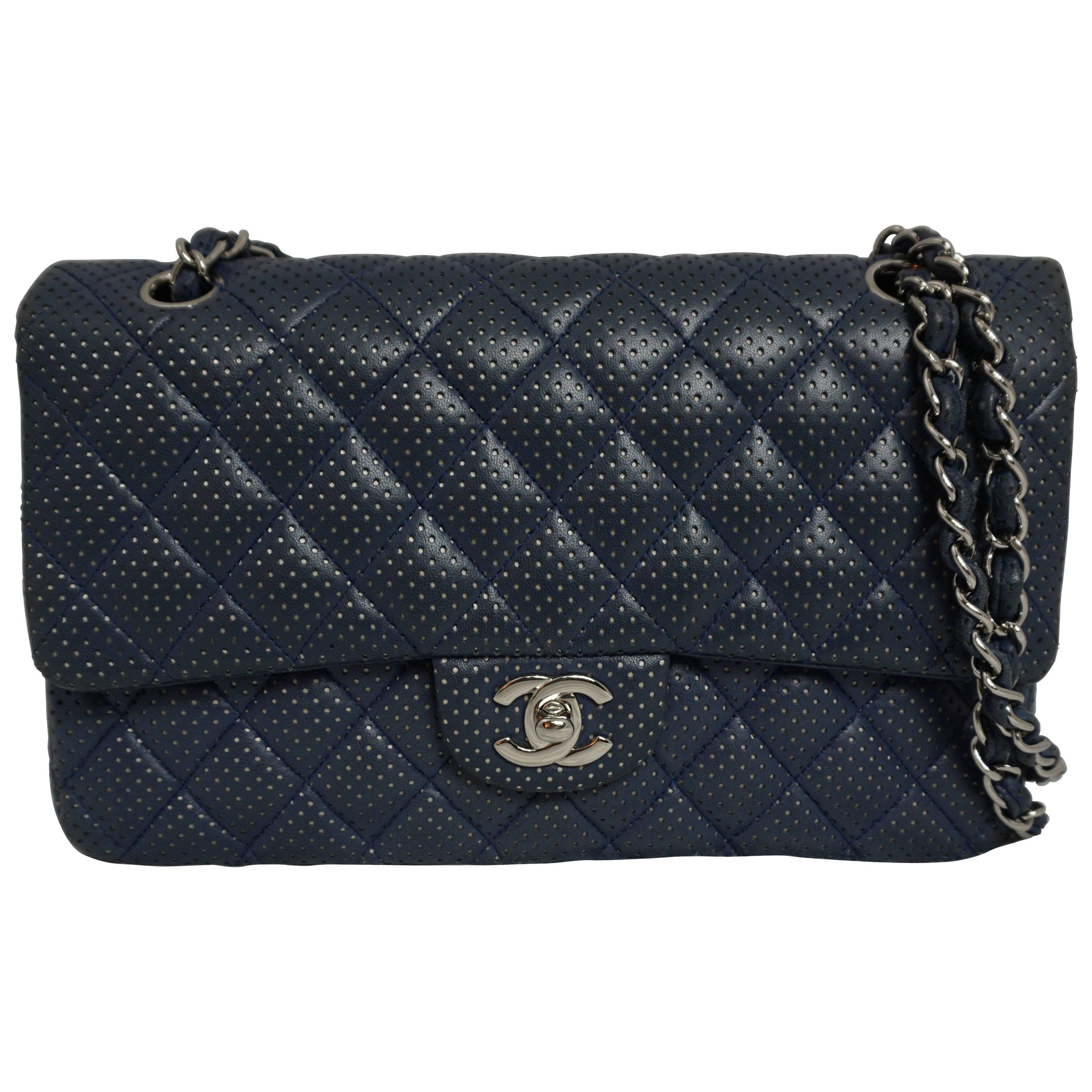 Chanel Chanel Blau/Silber Perforiertes Leder Medium Handtasche mit doppelter Klappe-SHW-2006
