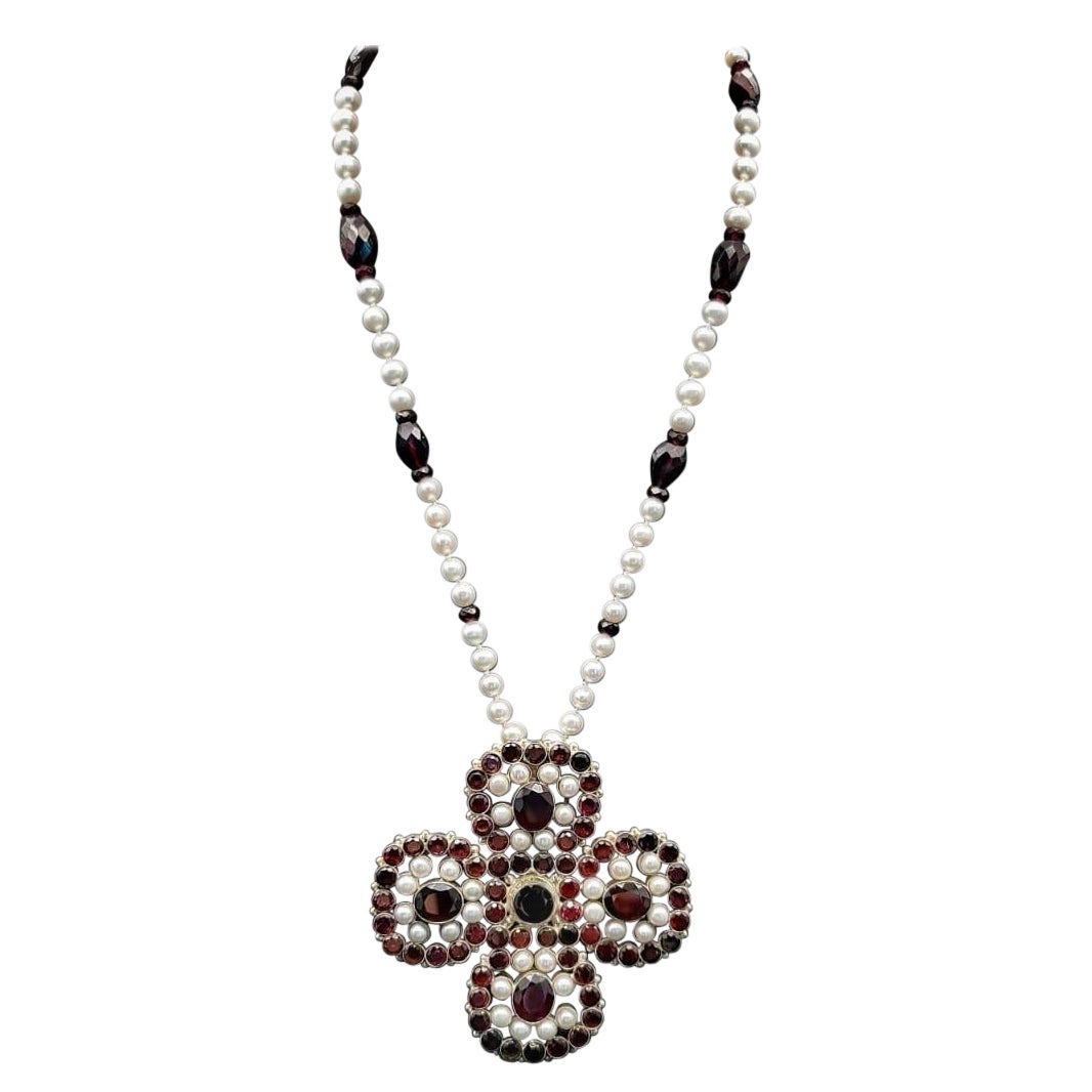 A.Jeschel Atemberaubende lange Halskette mit Granat und Perlenkreuz. im Angebot